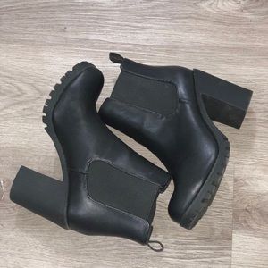 Soda Ankle Booties 💓